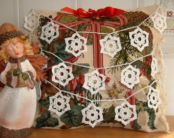 Crochet Christmas wreath with white cotton stars. Star-shaped decorations. Ideas for Christmas-Decorative festoon