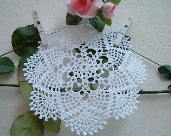 Crochet wedding favor doily - Keepsake for guests - White cotton confetti holder center - Wedding gift - Handmade