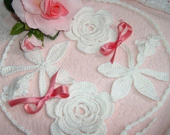 Two bunches of Irish roses crocheted. Cotton lace. Roses to apply on cushions, placemats, bathrobes, bags and blankets.