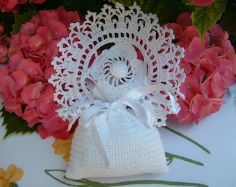 Crochet wedding favor bag with flower and finishing bows. Wedding crochet. White lace favor box.