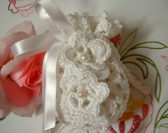 Crochet favor bag. White cotton favor. White lace confetti holder. Wedding gift. Romantic wedding