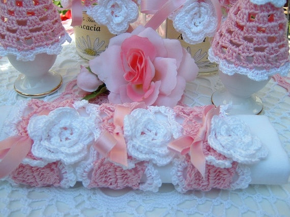 Portatovaglioli all'uncinetto- Set di sei lega tovaglioli in cotone rosa e bianco-Idee romantiche per la casa - Italia