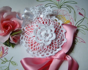 Crochet favor bag. White cotton favor with bows and Irish roses. Small crochet bag for wedding