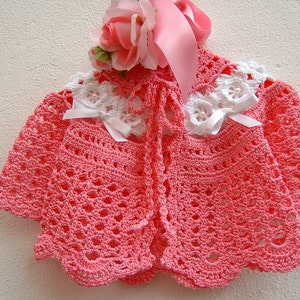 Pull bébé au crochet. Coton rose avec roses irlandaises blanches. Crochet nouveau-né. Mode fille printemps-été. Style romantique