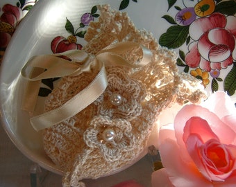 Crochet favor bag. Favor box in ecru cotton. Crochet lace sugared almond holder. Wedding gift. Romantic wedding