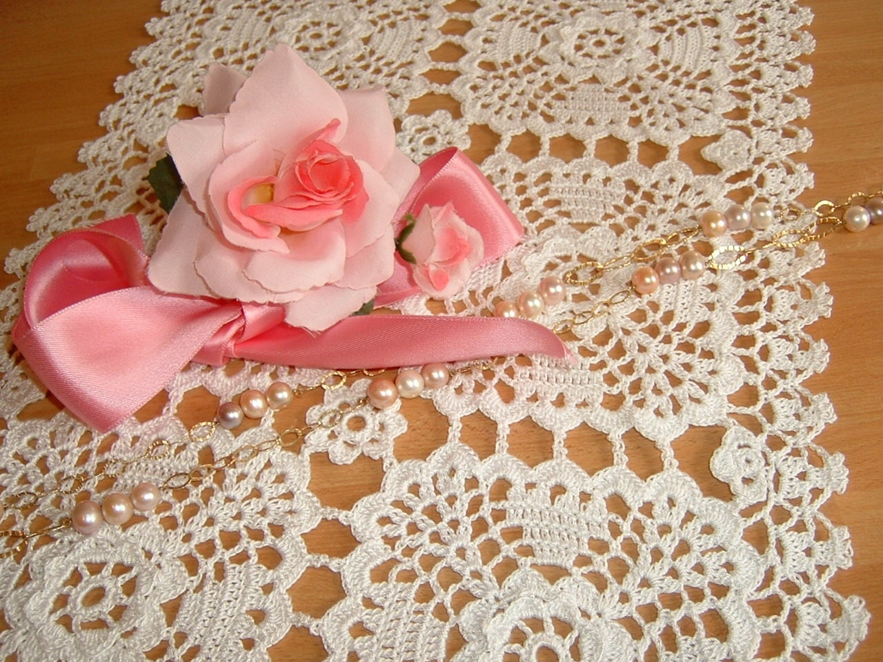 Rectangular placemat made by hand crochet. White Cotton Center. Shabby