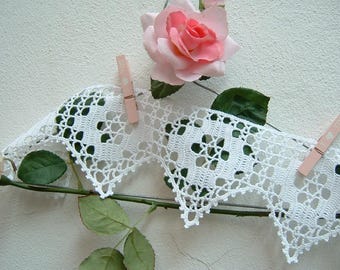 Crochet lace with festoons - White cotton border - Border with stylised flowers - Handmade lace