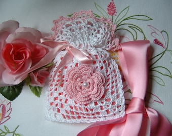 Hand crocheted favor bag in white and pink cotton. Romantic wedding favor. Small crochet bag for weddings