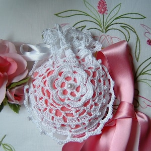 Sacchetto bomboniera all'uncinetto in cotone bianco con una rosa centrale. Matrimonio romantico. Stile shabby chic.Regalo matrimonio