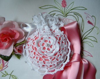 White cotton crochet favor bag with a central rose. Romantic wedding. Shabby chic style. Wedding gift