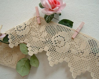 Crochet lace border in ecru cotton - Filet lace with roses - Country house style decoration - 63x15cm