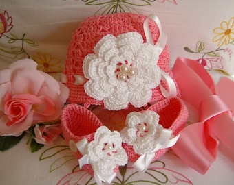 Crochet baby shoes and hat. Pink cotton with Irish roses applied. Newborn crochet. Girls' fashion for spring