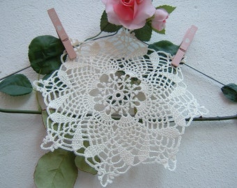 Crochet confetti holder - Ivory cotton centerpiece for wedding favors - Keepsake for guests - Handmade gift for weddings