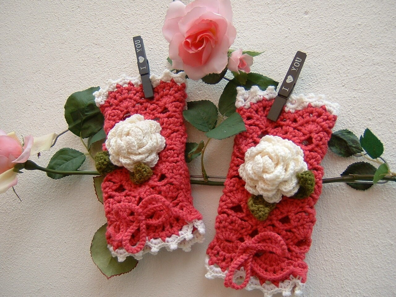 Dark pink wool sleeves in crochetMeans gloves with roses applied