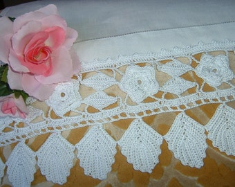 Roses and leaves make up the border lace. White cotton crochet border. Italian lace-cm.50xcm.12-On reservation