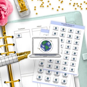 Könnte beinhalten: Ein Bogen Sticker mit einem Laptop, auf dessen Bildschirm ein Globus zu sehen ist. Die Sticker sind auf blauem Hintergrund mit dem Text "TwoTheMoonCo" und "stickersandmore" in weiß.