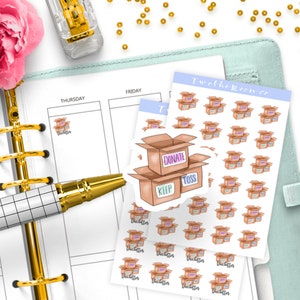 Pode incluir: Uma folha de adesivos com uma variedade de designs que apresentam caixas etiquetadas como "Doar", "Manter" e "Jogar fora". Os adesivos são perfeitos para organizar e organizar.