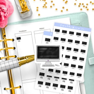 Op de afbeelding: Een vel met computermonitor stickers met de tekst "Twelveteen Co." erop gedrukt. De stickers zijn zwart-wit en hebben een eenvoudige omtrek van een computermonitor. De stickers zijn op een witte achtergrond en worden omringd door een lichtblauwe rand.