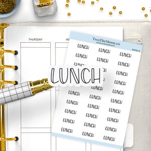 Może przedstawiać: Arkusz 24 białych naklejek z nadrukiem słowa "LUNCH" w kolorze czarnym na każdej naklejce. Naklejki są ułożone w trzy rzędy po osiem naklejek w każdym rzędzie. Arkusz ma białe tło.