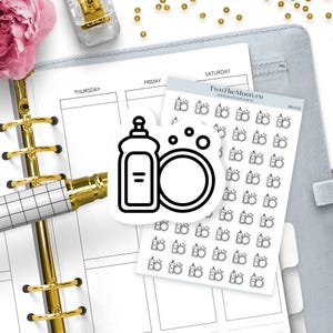 Könnte beinhalten: Ein Bogen mit kleinen, schwarz-weißen Aufklebern, die eine Spülmittelflasche und einen Teller zeigen, mit dem Text TwoTheMoon.co und BW-032 oben. Die Aufkleber sind in einem Rastermuster auf einem weißen, rechteckigen Trägerblatt angeordnet.