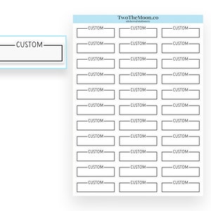 Puede incluir: Una hoja de papel de pegatina blanco con 24 pegatinas rectangulares en blanco. Cada pegatina tiene un borde negro y la palabra "CUSTOM" impresa en texto negro.