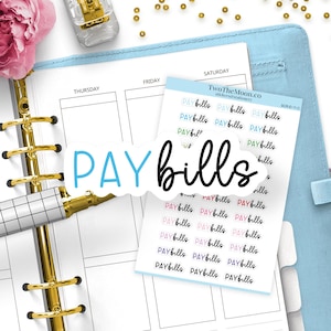 Op de afbeelding: Een stickervel met meerdere rijen van de tekst PAY bills in diverse pastelkleuren, waaronder blauw, groen, roze en paars. De stickers liggen op een witte plannerpagina met een gouden ringband en een pen met een ruitpatroon.