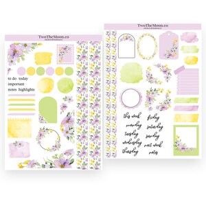 Op de afbeelding: Een set bloemen-thema planner stickers met gele, groene en paarse accenten. De stickers omvatten een verscheidenheid aan vormen, waaronder cirkels, vierkanten, rechthoeken en kransen. De stickers bevatten ook tekst zoals "to do today", "important", "notes" en "highlights".