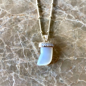Horn Necklace Mother of Pearl Dainty Horn Necklace MOP Horn Pendant Necklace Italian Horn Protection Jewelry Mother of Pearl Dainty necklace
