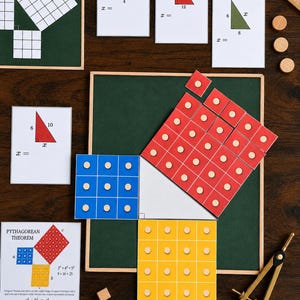 Peut inclure: Un ensemble éducatif sur le théorème de Pythagore avec un triangle rectangle blanc central entouré de tuiles carrées bleues, rouges et jaunes. Inclut des cartes pédagogiques, une règle en bois, un compas en métal et des petits pions en bois.