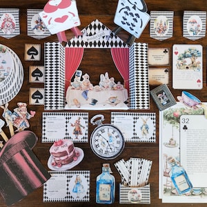 Könnte beinhalten: Alice im Wunderland Partydekorationen, darunter ein rot-weiß kariertes Hintergrundbild, eine Teegesellschaftsszene, eine Taschenuhr, eine Flasche mit der Aufschrift "Drink Me", ein Kuchen und Spielkarten.