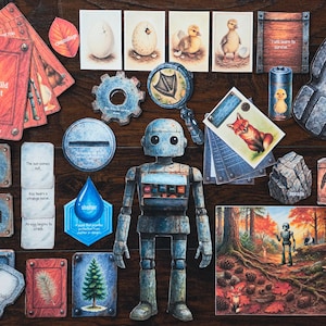Könnte beinhalten: Eine Ansammlung von illustrierten Spielkomponenten von "The Wild Robot", darunter Karten, eine Roboterfigur und verschiedene thematische Teile. Die Bilder zeigen Tiere, Waldszenen und Text, alles auf einer Holzoberfläche angeordnet.