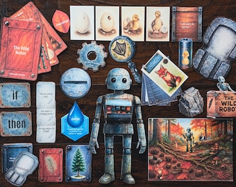 Peut inclure: Ensemble de composants illustrés du jeu "The Wild Robot", comprenant des cartes, une figurine de robot et diverses pièces thématiques. Les images représentent des animaux, des scènes de forêt et du texte, le tout disposé sur une surface en bois.