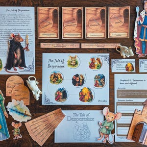 Peut inclure: Ensemble d'éléments illustrés de "The Tale of Despereaux", comprenant des découpes de personnages, des cartes d'histoire et une carte de l'histoire. Les illustrations présentent des souris, une princesse et un roi. La palette de couleurs comprend des bruns, des bleus et des verts.