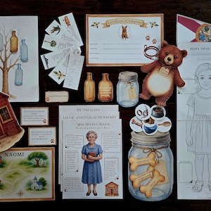 Pode incluir: Uma coleção de recortes de papel ilustrados e um urso de pelúcia. Os itens incluem um certificado de adoção, um mapa, um desenho de uma menina, um urso, um frasco com guloseimas em forma de osso e um desenho de uma casa rotulada como "Winn-Dixie".