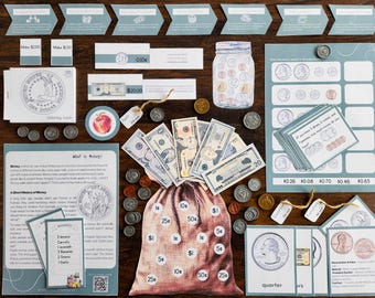 Op de afbeelding: Een set educatief materiaal om over geld te leren. De set bevat een verscheidenheid aan items, zoals speelgeld, een geldzak, een pot met munten en werkbladen. De materialen zijn ontworpen om kinderen te helpen verschillende geldwaarden te leren, evenals hoe te tellen en wisselgeld te maken.