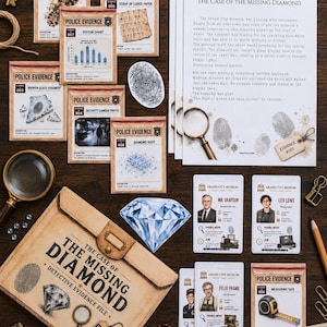 Pode incluir: Um kit de jogo de mistério intitulado The Case of the Missing Diamond, contendo um arquivo de provas, cartões de evidência policial, crachás de suspeitos, uma lupa, uma ilustração de diamante e documentos impressos sobre madeira escura.