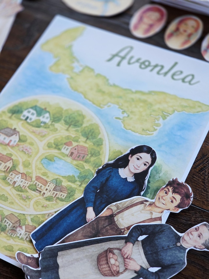 以下が含まれることがあります： 緑色の筆記体で「Avonlea」と書かれたカラフルなイラスト。青いドレスを着た女性、茶色のズボンをはいた男性、卵のバスケットを持った老婦人の切り抜きフィギュアが重ねられています。