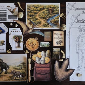 Może przedstawiać: Zestaw materiałów edukacyjnych o tematyce dinozaurów, w tym ilustracje dinozaurów, Pterodaktyla i Tyrannosaurus Rex. Zestaw zawiera karty, mapę, książkę zatytułowaną "Magic Treehouse" oraz rysunek chłopca o imieniu Jack.