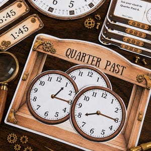 Puede incluir: Un juego educativo de relojes con un marco de estilo madera con el texto QUARTER PAST, dos esferas de reloj circulares con manecillas móviles, tarjetas de tiempo, engranajes de color latón, una lupa y una regla de metal.