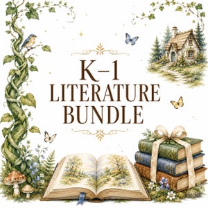Könnte beinhalten: Eine K-1 LITERATURE BUNDLE Grafik mit einem aufgeschlagenen Buch mit Landschaftsillustration, einem Stapel aus drei mit einem Band gebundenen Büchern, einem Häuschen, einem blauen Vogel an einer Ranke, Schmetterlingen und Pilzen auf weißem Grund.