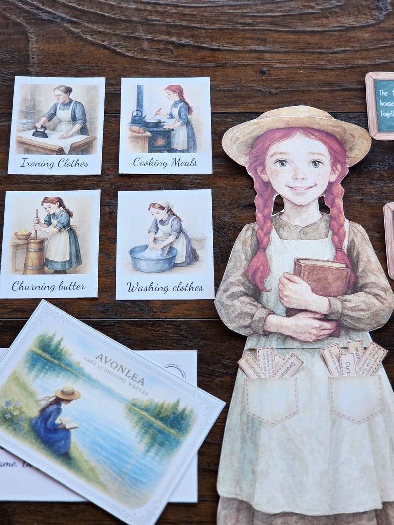 以下が含まれることがあります： 若い女の子と日常生活のシーンのイラストが描かれた、紙の切り抜きとカードのコレクション。 女の子の切り抜きは本を持ち、ポケット付きのドレスを着ています。 カードには、アイロンがけ、料理、洗濯などのアクティビティが描かれています。