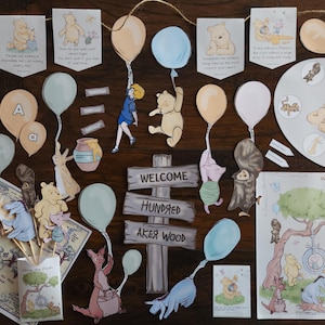 Puede incluir: Un conjunto de decoración de fiesta con temática de Winnie de Pooh con un cartel de bienvenida, globos y varios personajes de la historia. El cartel dice "Bienvenido al Bosque de los Cien Acres".
