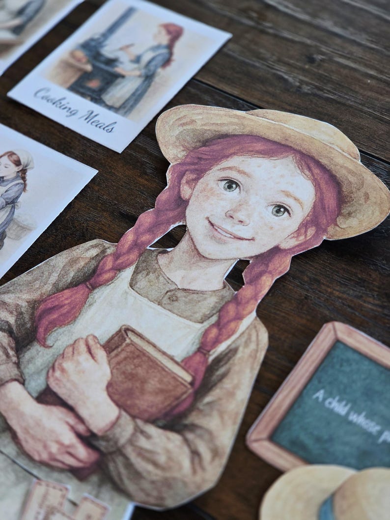 以下が含まれることがあります： 赤い三つ編みと麦わら帽子をかぶった女の子の切り絵。本を手に持っています。彼女の周りには、「Cooking Meals」やテキストが書かれた小さな黒板など、イラストとテキストが描かれた他の切り絵があります。