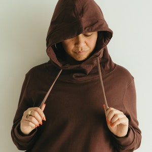 Viento Hoodie organic cotton hooded sweatshirt with a big hood and high neckline and deep pockets Cacao