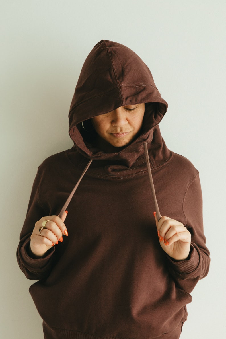 Viento Hoodie organic cotton hooded sweatshirt with a big hood and high neckline and deep pockets Cacao
