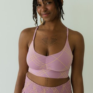 Peut inclure: Ensemble crop top et short mauve avec un motif quadrill&eacute; jaune. Le haut a un col en c&oelig;ur et des bretelles spaghetti. Le short a une taille haute et une ceinture textur&eacute;e. La mod&egrave;le porte des cr&eacute;oles dor&eacute;es.
