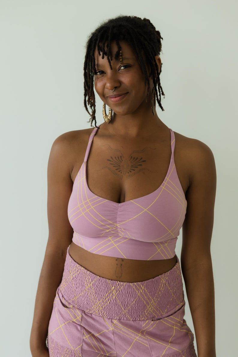 Peut inclure: Ensemble crop top et short mauve avec un motif quadrill&eacute; jaune. Le haut a un col en c&oelig;ur et des bretelles spaghetti. Le short a une taille haute et une ceinture textur&eacute;e. La mod&egrave;le porte des cr&eacute;oles dor&eacute;es.