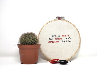 Bordado sobre tela con frase sarcástica "Me voy a la cama mañana por la mañana..." - Regalo de cumpleaños - Regalo divertido - Decoración del hogar