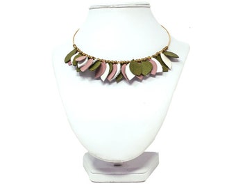 Gargantilla de cuero con forma de hoja, hecha a mano – Diseño llamativo