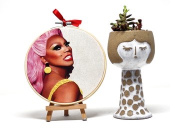 Ricamo moderno - Queer Collection - Decorazione tessile da parete (15cm)